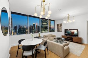 ドバイにあるLuxury Apt DIFC, XL Layout, Pool, Gym, Skyline Viewのソファとテーブルのあるリビングルーム