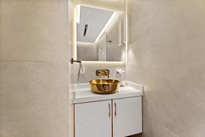 ドバイにあるLuxury Apt DIFC, XL Layout, Pool, Gym, Skyline Viewの洗面台と鏡のあるバスルーム