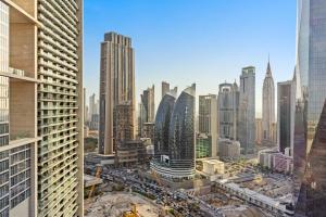Luxury Apt DIFC, XL Layout, Pool, Gym, Skyline View في دبي: إطلالة على أفق المدينة مع مباني طويلة