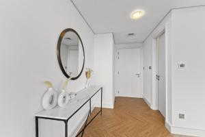 ドバイにあるLuxury Apt DIFC, XL Layout, Pool, Gym, Skyline Viewのギャラリーの写真