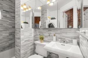 Gallery image of Stylish Escape Modern 2BR Condo on Prince Street in New York