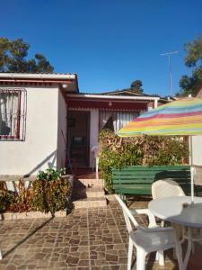 エル・タボにあるLa Cabaña de Nellyのパティオ(テーブル、ベンチ、パラソル付)