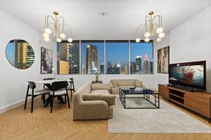 Luxury Apt DIFC, XL Layout, Pool, Gym, Skyline Viewにあるテレビまたはエンターテインメントセンター