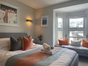 sala de estar con 2 camas y 2 ventanas en St Elmo House, en Dartmouth
