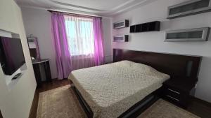 Un dormitorio pequeño con una cama y una ventana. en Apartament 104, en Bucarest