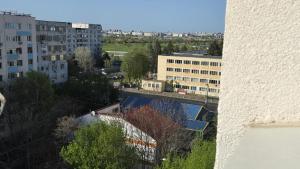 una vista aérea de una ciudad con edificios en Apartament 104, en Bucarest
