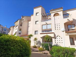 ein großes weißes Gebäude mit Bäumen davor in der Unterkunft Por el Placer de Vivir in Albir