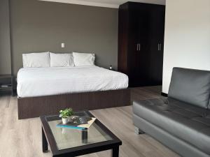 Postel nebo postele na pokoji v ubytování Gaviota Apartments & Suites