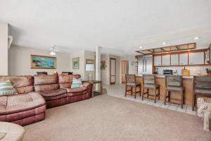 a living room with a couch and a kitchen at Ocean Infinity - DMBC727B in Solana Beach