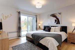 Giường trong phòng chung tại Chalet Rivage SPA & Games Ski Montcalm