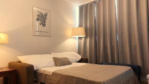 Una habitación de hotel con una cama y una ventana. en Steps from Costanera Center, en Santiago