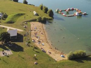 un gruppo di persone su una spiaggia in acqua di Agréable maison au cœur d'un petit village a Saint-Genou Altre 8 foto