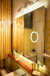 un baño con lavabo y espejo en Steps from Costanera Center, en Santiago 15 fotos más