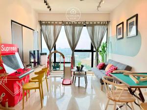 un salon avec un canapé et une table dans l'établissement Midvalley Southkey Mosaic by LODGEIN -Snooker Ktv Arcade Game Kid Plyground, à Johor Bahru