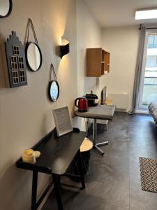 a living room with two tables and a mirror at Une pièce Issy-les-Moulineaux in Issy-les-Moulineaux