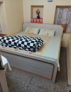 ムスーリーにあるHills Homestayのマットレス付きの客室のベッド1台分です。