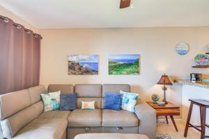Predel za sedenje v nastanitvi Molokai Shores Resort Condo with Pool and Views!