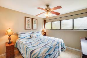 Postelja oz. postelje v sobi nastanitve Molokai Shores Resort Condo with Pool and Views!