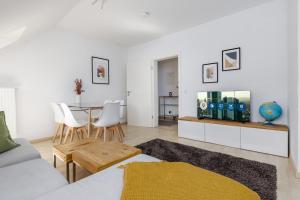 ein Wohnzimmer mit einer Couch und einem Tisch in der Unterkunft Home by Doni I serviced apartments I ruhig I zentral nahe RMCC, Staatsheater & Landtag in Wiesbaden