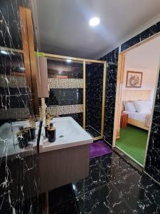 a bathroom with a sink and a shower at Bangaló Buzio Relax in Portal