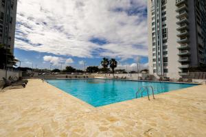 Bazen v nastanitvi oz. blizu nastanitve Lovely 2-2 Condo with the best view of Puerto Rico