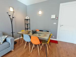 Una sala de estar con mesa de comedor y sillas. en Luchon Holidays, parking, wifi, balcon, cave, T3 8 personnes, en Luchon