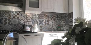 A kitchen or kitchenette at CASA PAOLINA NEL CENTRO DI BRACCIANO