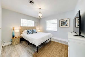 Ένα ή περισσότερα κρεβάτια σε δωμάτιο στο Unique 2 House Rental 3 Mi to Beach and Boardwalk