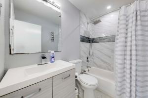 Ένα μπάνιο στο Unique 2 House Rental 3 Mi to Beach and Boardwalk +26 φωτογραφίες