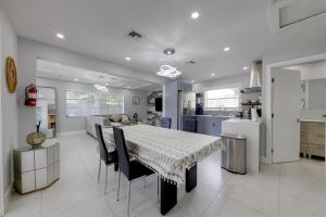 Η κουζίνα ή μικρή κουζίνα στο Unique 2 House Rental 3 Mi to Beach and Boardwalk