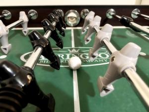 サンアントニオにあるFamily Home ~Pool ~SeaWorld Nat'l Shooting Complexのテーブルの上のゴルフボールのクローズアップ +56枚の写真