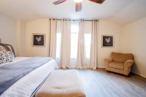 サンアントニオにあるFamily Home ~Pool ~SeaWorld Nat'l Shooting Complexのベッドと椅子と窓のある寝室