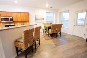 サンアントニオにあるFamily Home ~Pool ~SeaWorld Nat'l Shooting Complexのテーブルと椅子のあるキッチンとダイニングルーム