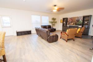 サンアントニオにあるFamily Home ~Pool ~SeaWorld Nat'l Shooting Complexのリビングルーム(革張りのソファ、椅子付)