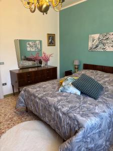 a bedroom with a bed and a dresser and a mirror at Voce del Casentino in Castel San Niccolò