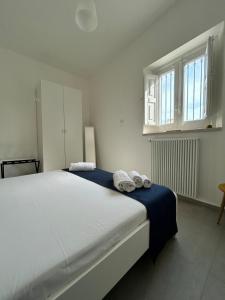 une chambre avec un lit avec deux serviettes dessus dans l'établissement Sunshine Apartment Acireale, à Acireale