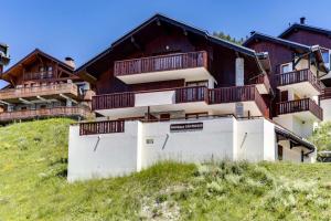 budynek z balkonami na zboczu wzgórza w obiekcie Résidence Presles - Bel appartement 3 pièces 7 personnes à Vallandry dans un quartier calme et proche des pistes MAE-2013 w mieście Peisey-Nancroix +7 zdjęć