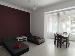 a living room with a table and a couch at Apartament W SERCU PARKU in Ełk