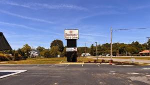 a street sign on a pole in a parking lot at Sunrise Inn By OYO Newport News US-60 in Stoney Brook Estates