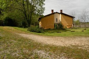 a small house on a field next to a dirt road at La Palombrera in Treceño