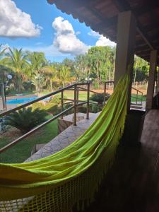 una hamaca en el balcón de un complejo en Recanto famila lago das brisas, en Corumbazul