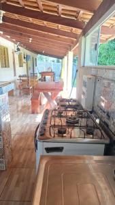 cocina con fogones y horno. en Recanto famila lago das brisas, en Corumbazul