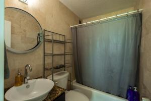 Kopalnica v nastanitvi Lovely 2-2 Condo with the best view of Puerto Rico
