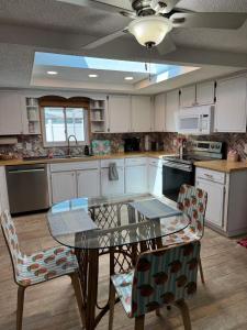 Gallery image of Dog- Friendly Tropical Getaway with a Covered Pool in Port Richey