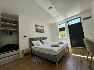 ein Schlafzimmer mit einem Bett und einem großen Fenster in der Unterkunft Słoneczne pokoje nad jeziorem Nyskim in Skorochow + 26 Fotos