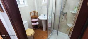 ein Badezimmer mit Dusche, Toilette und Waschbecken in der Unterkunft El bosque NOMADA 1 in El Bosque + 19 Fotos