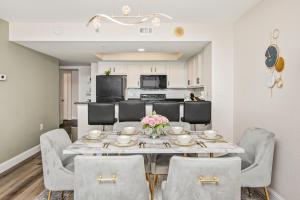 Кухня або міні-кухня у New Coastal Gem 1BR with Incredible Oceanfront Views