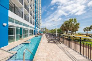 Басейн в New Coastal Gem 1BR with Incredible Oceanfront Views або поблизу