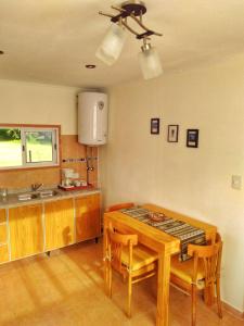 Η κουζίνα ή μικρή κουζίνα στο Cabaña en barrio los Antiguos +8 φωτογραφίες