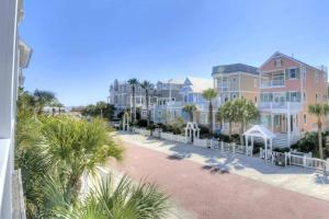Vista ariale di un resort con palme e case di Centennial Coast Cottage - with Heated pool a Saint Simons Island